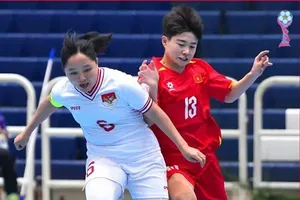 Các cô gái Việt Nam giành Huy chương đồng an ủi sau chiến thắng 4-1 trước Indonesia vào chiều 2-3. Ảnh: FAT