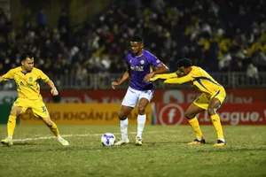 Floro Da Silva Daniel sẽ nghỉ thi đấu ở vòng 15 và 16 do thẻ phạt. Ảnh: VPF