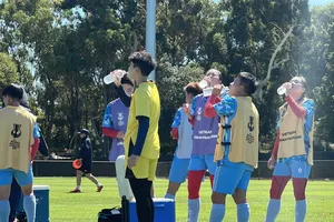 Các cầu thủ tiếp nước giữa buổi tập.