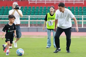 HLV Kim Sang-sik giao lưu cùng các em nhỏ tại sự kiện.