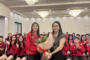 Tổng lãnh sự quán Việt Nam tại Perth tặng hoa các cầu thủ nữ nhân dịp ngày 8-3.