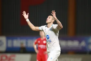 Niềm vui của Lucas sau khi ghi bàn thắng cho Nam Định vào phút bù giờ. Ảnh: QUANG DƯƠNG