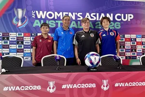 HLV trưởng và đại diện cầu thủ hai đội tại buổi họp báo trưa 9-3.