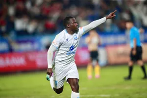 Niềm vui của Ababa sau bàn thắng mở tỷ số cho Nam Định. Ảnh: QUANG DƯƠNG