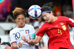 Đài Bắc Trung Hoa (áo trắng) đã gây bất ngờ cho các cầu thủ Trung Quốc qua lối chơi phòng ngự phản công được vận hành rất tốt. Ảnh: AFC