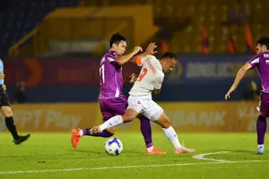 Trọng Hoàng nỗ lực đi bóng trước sự bám sát của cầu thủ đội chủ nhà. Ảnh: DŨNG PHƯƠNG