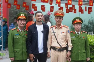 Hoàng Hên chụp hình cùng các chiến sĩ Công an tại địa điểm bỏ phiếu. Ảnh: VX