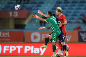 Một tình huống sóng gió trước khung thành thủ môn Đình Triệu. Ảnh: MINH HOÀNG