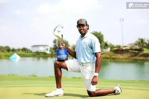 Khavish Varadan bên Cúp vô địch tại giải lần này.