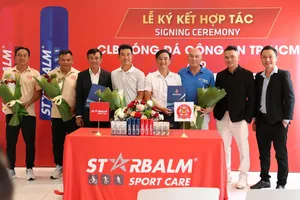 Đại diện nhà tài trợ cùng CLB Công an TPHCM tại lễ ký kết.