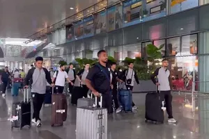 Các cầu thủ Bangladesh tại sân bay Nội Bài trưa 21-3.