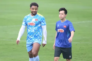 Bác sĩ Trần Huy Thọ vào sân đưa Xuân Son rời sân sau khi chân sút này bị chấn thương. Ảnh: SN