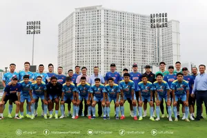 Lãnh đạo VFF chụp ảnh lưu niệm cùng thầy trò HLV Kim Sang-sik