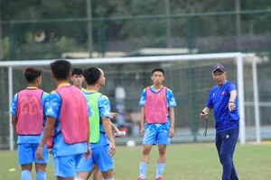 HLV trưởng Yutaka Ikeuchi và các cầu thủ trên sân tập ngày 23-2.