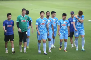 7 cầu thủ của CLB Công an Hà Nội cùng có mặt trên sân tập vào chiều 24-3. Tất cả tập riêng cùng bác sĩ đội tuyển, ông Trần Huy Thọ. Ảnh: S.N