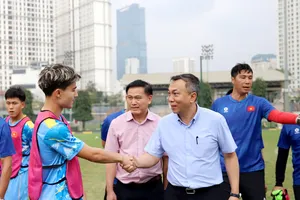 Ông Trần Quốc Tuấn và ông Trần Anh Tú gặp gỡ, động viên đội tuyển U19 Việt Nam trên sân tập chiều 23-3.