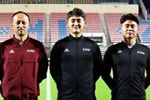 Trọng tài Chae Sang-hyeop (giữa). Ảnh: AFC 