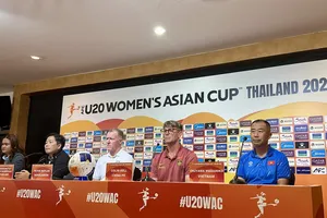 HLV Okiyama Masahiko (bìa phải) cùng HLV các đội ở bảng A tại buổi họp báo trưa 31-3.