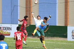 Adu Huỳnh Đức Favour trong pha uy hiếp khung thành đội U15 Tây Ninh. Ảnh: DŨNG PHƯƠNG