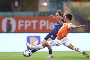 Hậu vệ CLB Đà Nẵng nỗ lực ngăn cản cú sút của Stefan Mauk. Ảnh: MINH HOÀNG