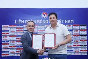 TTK VFF Nguyễn Văn Phú và HLV Lee Woon-jae tại buổi ký hợp đồng sáng 6-4.