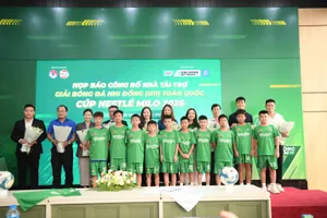 Ban tổ chức, nhà tài trợ chụp ảnh lưu niệm cùng đại diện các đội tham dự giải.