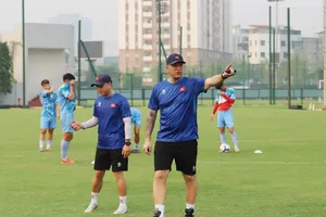 HLV Roland vốn mát tay khi dẫn dắt các đội tuyển trẻ Việt Nam.