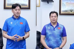 Hai trợ lý của HLV Kim Sang-sik là Lee Jung-soo (bên trái) và Lee Woon-jae