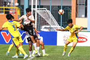 Cuộc rượt đuổi bàn thắng giữa SLNA (áo vàng) và Becamex TPHCM khép lại với tỷ số 5-3 nghiêng về SLNA.