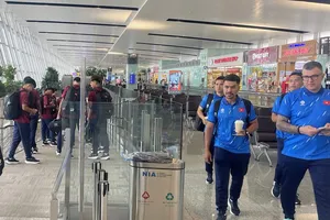 HLV Roland cùng đội tuyển U17 Việt Nam đến Indonesia ngày 11-4.