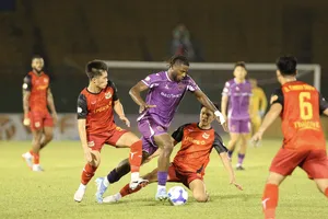 Becamex TPHCM có trận đấu đầy nỗ lực trước Ninh Bình có thực lực mạnh hơn. Ảnh: DŨNG PHƯƠNG