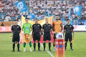 Trọng tài Trung Kiên B bị đội chủ nhà Nam Định phản ứng từ tình huống Xuân Son bị ngã trong vòng 16m50 ở phút 75.