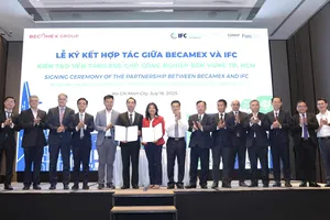 Tập đoàn Becamex (BCM) và Tổ chức Tài chính Quốc tế (IFC) đã chính thức ký kết thỏa thuận hợp tác giúp chuyển đổi các KCN-Đô thị của Becamex và VSIP sang mô hình bền vững, xanh và ESG.
