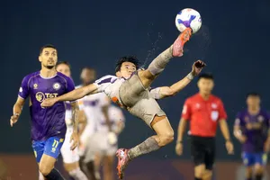 Hàng thủ Becamex TPHCM hứa hẹn sẽ vất vả trong chuyến làm khách trên sân Hàng Đẫy ở vòng 19. Ảnh: VPF