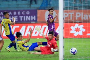 Việt Cường ghi hai bàn nhưng không cứu được thất bại chung cuộc của Becamex TPHCM. Ảnh: MINH HOÀNG