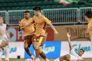 CLB Viettel (áo trắng) đã trắng tay ở trận lượt đi trên sân Pleiku. Ảnh: VPF