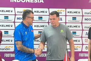 HLV Carl Veart (bên phải) và HLV Roland tại buổi họp báo. Ảnh: ĐOÀN NHẬT