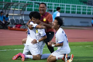 Thầy trò đội U17 Lào vui mừng sau trận thắng U17 Thái Lan để lấy vé vào bán kết. Ảnh: LĐBĐ Lào