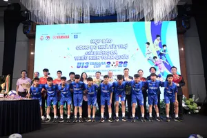 Đại diện các cầu thủ tham dự giải chụp hình lưu niệm cùng Ban tổ chức tại buổi họp báo giới thiệu mùa giải 2026.