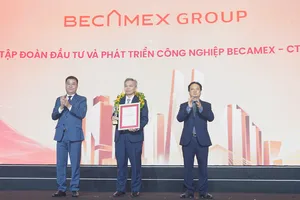Ông Nguyễn Văn Thanh Huy, Phó Tổng Giám đốc Tập đoàn Becamex, nhận vinh danh Top 10 Công ty bất động sản công nghiệp uy tín năm 2026.