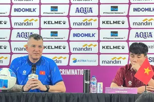 HLV Roland cùng các học trò tiếp tục "bay" ở giải vô địch U17 Đông Nam Á 2026. Ảnh: ĐOÀN NHẬT