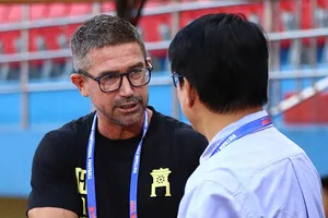 HLV Harry Kewell đang cùng Hà Nội FC thăng hoa trên bảng xếp hạng. Ảnh: ĐỨC CƯỜNG