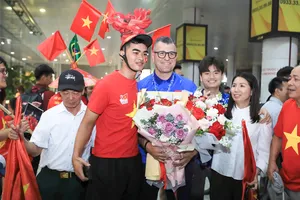 Đông đảo người hâm mộ ra sân bay Nội Bài chào đón thầy trò đội tuyển U17 Việt Nam khi về nước vào tối 26-4.