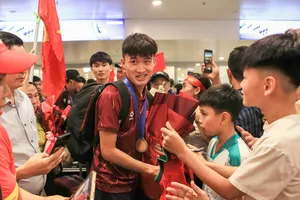 Đội tuyển U17 Việt Nam về nước trong sự chào đón nồng nhiệt của người hâm mộ vào tối 26-4. Ảnh: ĐOÀN NHẬT