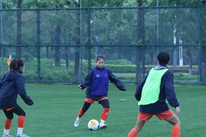 Thời tiết khoảng 11 độ cùng mưa buộc các cô gái Việt Nam phải sớm thích nghi. Ảnh: ĐOÀN NHẬT