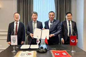 Chủ tịch LĐBĐ Việt Nam Trần Quốc Tuấn và Chủ tịch LĐBĐ Hàn Quốc Chung Mong Gyu tại buổi ký kết. Ảnh: ĐOÀN NHẬT