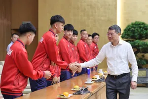 Thủ tướng Chính phủ Lê Minh Hưng gặp mặt, chúc mừng đội tuyển bóng đá nam U17 quốc gia Việt Nam – Ảnh: NHẬT BẮC