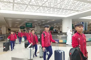 Đội tuyển U17 Việt Nam đến Saudi Arabia sau hơn 12 giờ di chuyển. Ảnh: ĐOÀN NHẬT
