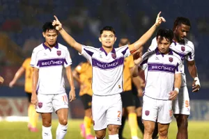 Tùng Quốc giúp đội chủ nhà vượt lên dẫn trước vào phút 11. Ảnh: DŨNG PHƯƠNG