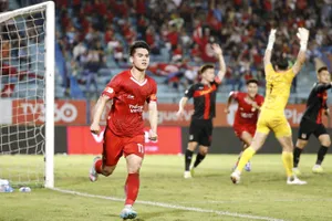 Văn Khang vui mừng sau bàn mở tỷ số cho đội chủ nhà. Ảnh: MINH HOÀNG